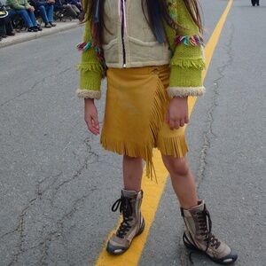 Leather skirt, for a little girl. Size ajustable. Soft & in very good condition.